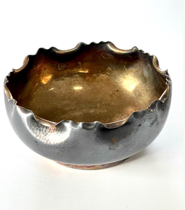 Bol en laiton martelé artisanal, patiné, à bord ondulé, style rustique métallique, pièce maîtresse décorative, récipient de style vintage, boîte à rangements - Product Image 1