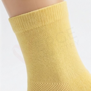 Chaussettes ras du cou pour hommes, couleur unie, tricotées, respirantes, en coton, polyester et élasthanne, pour usage quotidien en automne, style classique - Product Image 4