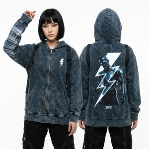 Sudadera con Capucha Negra con Efecto Ácido para Mujer, Diseño Gráfico de Silueta, Detalle de Manga con Camuflaje, Estilo Urbano, Personalizable - Product Image 2