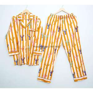 ชุดนอนผ้าฝ้ายทำมือสำหรับผู้หญิง แขนยาว คอวี ปิดด้วยเชือกผูก ลายพิมพ์บล็อกราศีพิจิกน่ารัก ระบายอากาศได้ดีและนุ่มสบาย - Product Image 1