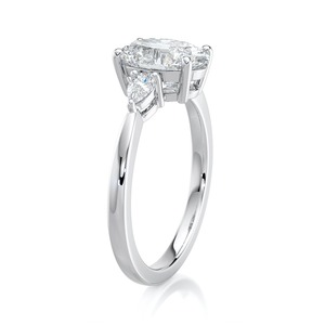 Anillo de Compromiso con Diamante Ovalado de 4.65 Quilates Cultivado en Laboratorio, Piedras Laterales en Forma de Pera, Oro Blanco, Tres Piedras, Joyería Personalizada OEM - Product Image 3