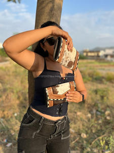 กระเป๋าคลัทช์แบบใหม่สำหรับผู้หญิงกระเป๋าคลัทช์แกะสลักด้วยมือมีสไตล์ตะวันตกกระเป๋าสตางค์ขนสัตว์หนังวัวใช้งานได้หลากหลาย - Product Image 2