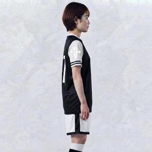เสื้อฟุตบอลพิมพ์ลายแบบ Heat-Transfer พร้อมโลโก้สีขาว ผลิตจากวัสดุโพลีเอสเตอร์คุณภาพสูง 100% สำหรับผู้หญิง แขนสั้น ระบายอากาศได้ดี แห้งเร็ว - Product Image 3