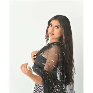 Hermosos Vestidos de Noche con Lentejuelas y Bordado Zari, Lehenga Choli para Fiestas - Product Image 2