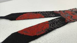 Collier en fil de soie tissé à la main avec imitation de perles, motif couronne rouge audacieux sur fond noir, bijou vintage pour soirée - Product Image 3