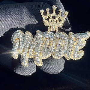 Collier Pendentif Couronne Personnalisé Iced Out Luxe Hip Hop avec Breloque Script Personnalisée et Pierres Micro-Pavées Bling Bling - Product Image 1