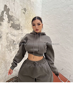 Ensemble de sweat-shirts à capuche oversize en molleton personnalisé, vente en gros pour femmes, ensemble deux pièces composé d'un haut court et d'un pantalon de survêtement pour femmes - Product Image 1