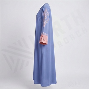 Abaya de qualité supérieure en satin polyester, style islamique pour femmes musulmanes, col en V, longueur cheville, manches longues, vente en gros, commande en gros - Product Image 3