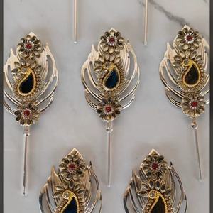 Élégantes bâtonnets de kumkum en plumes de paon, fabriqués à la main, au charme royal, pour les mariages, les rituels de pooja et les cérémonies festives. - Product Image 1