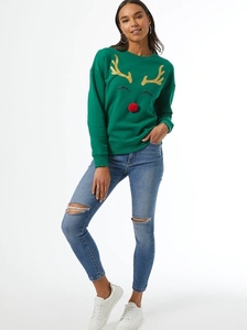 Suéter navideño de punto con cuello redondo y diseño de cara de reno verde para mujer, con apliques de astas y nariz roja. - Product Image 2