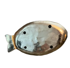 Plateau décoratif en métal en forme de poisson, motif écailles spirales en relief, finition argent antique, fabricant sur mesure, vente en gros - Product Image 3