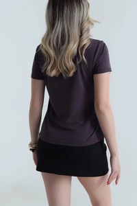 เสื้อยืดคอเต่าสีพื้นสำหรับผู้หญิง EVER GLOW ทรงปกติ แขนสั้น ผ้าฝ้าย 100% ระบายอากาศได้ดี ป้องกันรังสียูวี ป้องกันรอยยับ แห้งเร็ว - Product Image 6