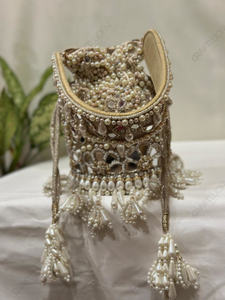 Bolso de mano de lujo para ceremonia nupcial con borde esculpido y borlas en racimo, adornado con perlas y efecto espejo. - Product Image 2