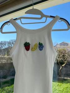 Débardeur côtelé blanc avec broderie de fruits perlée, vêtement d'été en coton fait main, artisanat de broderie - Product Image 1