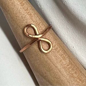 Elegante Anillo de Cobre Hecho a Mano con Material de Calidad, Perfecto para Amantes de la Moda y Ocasiones de Regalo - Product Image 1