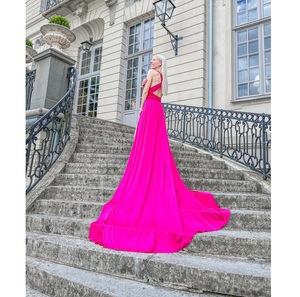 Robe de soirée de luxe rose vif en satin de soie, longue et fluide avec traîne, haute couture, pour séance photo et fête féminine - Product Image 1