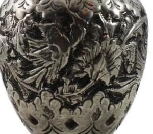 Jarrón de metal con acabado plateado, tallado a mano por un diseñador tradicional, para decoración de lujo del hogar, exhibición en mesa central, estante y uso en ocasiones especiales. - Product Image 3