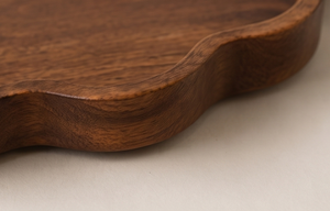 Tabla de servir redonda artesanal de madera de mango, bandeja decorativa con contorno festoneado esculpido y asas. - Product Image 2