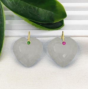 Colgante de Calcedonia Gris en Forma de Corazón de 20 mm - Proveedor de Joyería con Dijes de Corazón Chapados en Oro - Product Image 1