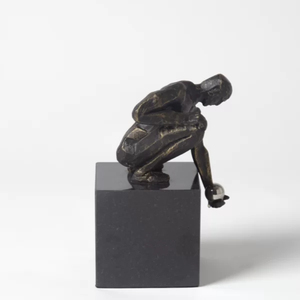 Sculpture en aluminium de luxe abstraite représentant un homme accroupi avec une boule métallique, faite à la main, moderne, pour la décoration de table, de bureau ou comme cadeau. - Product Image 6