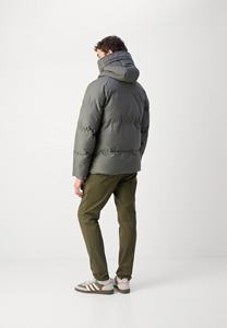 แจ็กเก็ตขนเป็ดสไตล์ไฮสตรีทของผู้ชายสินค้าออกใหม่เสื้อแจ็คเก็ตเนื้อหนาอบอุ่นคอปกตั้งไซส์ใหญ่พิเศษสำหรับฤดูหนาวโลโก้ตาม2024 - Product Image 3