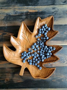 Assiette de service en bois faite à la main en forme de feuille avec motif de veines gravées pour la décoration de table de fête, design classique pour servir les aliments - Product Image 1