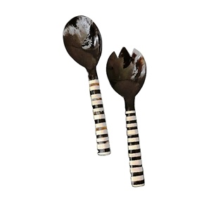 Ustensiles de service à salade en résine noire personnalisée, écologiques, compatibles lave-vaisselle, 11 pouces, modernes, pour la maison et la cuisine, fabriqués en Inde - Product Image 1