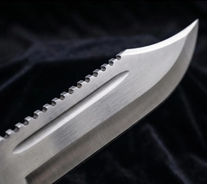 Cuchillo Bowie de Caza de Acero D2 con Hoja de Punta Caída y Borde Dentado, Mango de Asta de Ciervo, Hecho a Mano y Personalizado - Product Image 3