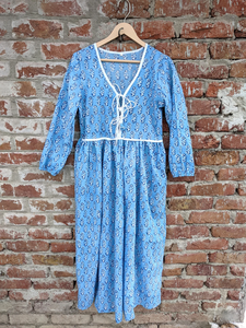 Vestido largo de verano 100% algodón estampado a mano con cuello en V y manga larga, con estampado floral, hecho a mano en India, para mujer. - Product Image 3