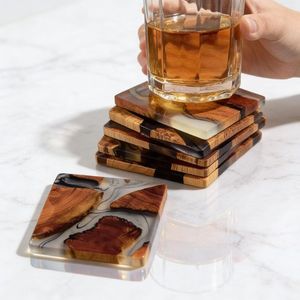 Ensemble de sous-verres carrés en bois et résine écologiques avec finition naturelle, antidérapants, design moderne, faits à la main, épaisseur 8 mm - Product Image 1
