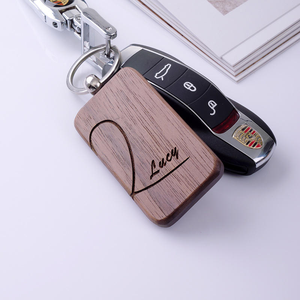 Porte-clés personnalisé en bois gravé fait main avec anneau de suspension – Cadeau souvenir - Product Image 3
