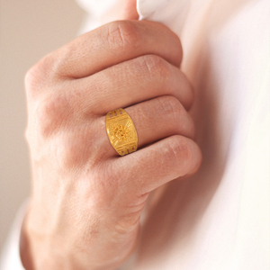Anillo de Oro para Hombre Empire Engrave, Anillo de Lujo de Oro Amarillo con Diseño de Sol, Anillo de Sello con Corte de Diamante y Banda Ancha Texturizada, Joyería Fina para Hombre - Product Image 2