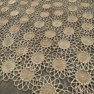 Assiette de service en rotin artisanale |   Set de table tissé pour la décoration de Thanksgiving et de Pâques - Product Image 1