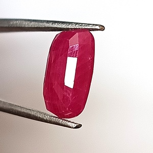 Pierre précieuse naturelle en rubis africain de 6,45 carats, taille coussin, facettée, non montée - Product Image 4