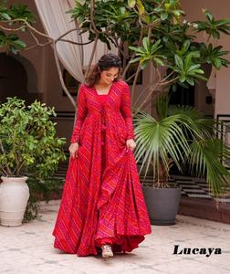 Conjunto de 3 Piezas de Diseño Premium con Estampado Bandhej, Top Corto y Pantalones Palazzo, Listo para Usar, Ropa Étnica para Bodas y Fiestas con Chal Reversible - Product Image 2