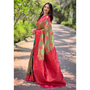 Sari en soie verte douce Mehendi avec contraste tissé Zari, vêtements indiens et pakistanais, Elite Weaves 0.65g - Product Image 1