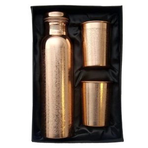 Ensemble de bouteille et de tasses en cuivre décorées de motifs floraux, emballage cadeau haut de gamme, présentation élégante en boîte avec une bouteille et deux tasses - Product Image 1