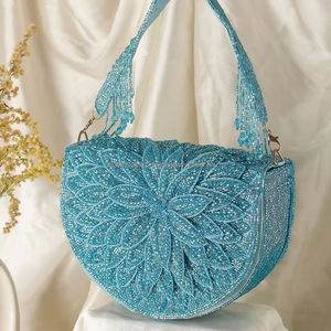 Sac de soirée élégant bleu perlé en forme de demi-lune, sac à bandoulière floral fait main pour mariage - Product Image 1