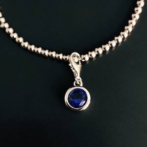 Bracelet à breloques en argent sterling avec pierre de naissance saphir de septembre, cadeau pour femme - Product Image 1