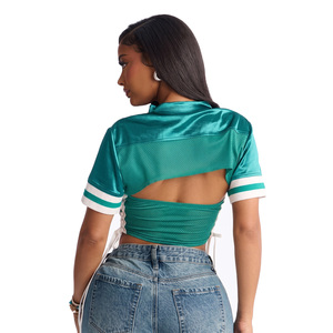Haut court vert en maille pour femme avec découpe sur la poitrine, style sportif numéro 1, chemise à manches courtes avec patch logo personnalisé, ambiance décontractée - Product Image 2