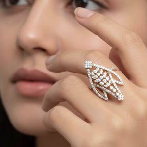 แหวนค็อกเทลเพชรทองคำขาวหรูหราสำหรับผู้หญิง ดีไซน์รูปทรงเรขาคณิตรูปตัววี แหวนแต่งงานหมั้นดีไซน์เฉพาะตัว - Product Image 5