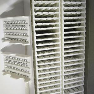 En gros Cils en grappe naturels en cheveux synthétiques, courbure C, tailles mixtes, faits main, volumineux, sans nœuds, avec marque privée, 20D, plateaux blancs - Product Image 1