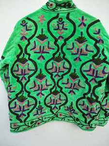 Impresionante Chaqueta Bordada en Terciopelo Verde Suzani, Estilo Boho Floral, para Festivales, Hecha a Mano, Prenda Femenina Distintiva - Product Image 4
