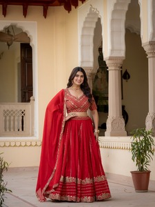 Lehenga Choli en soie rouge brodée, style séquence charismatique, pour femme - Product Image 3