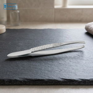 แหนบถอนขนคิ้ว 6 ดอกปลายตรง สแตนเลสสตีล ทนทาน ดีไซน์คลาสสิก - Product Image 2