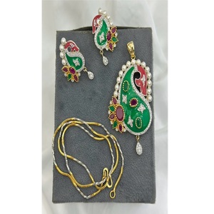 Elegante Juego de Collar con Colgante y Aretes con Acabado Dorado y Piedras de Circonia Cúbica de Primera Calidad, Ideal para Fiestas - Product Image 1