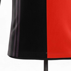 Camiseta Deportiva de Manga Corta para Hombre, Cuello Redondo, Bloques de Color Negro y Rojo, Tejido de Secado Rápido, Corte Regular - Product Image 4