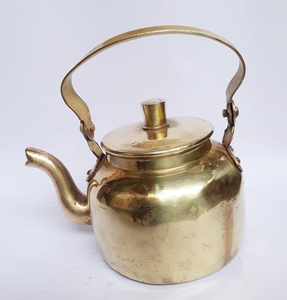 Hervidor de té de latón hecho a mano para cocina india tradicional, hervidor de agua de latón de estilo antiguo con asa para té y café - Product Image 1