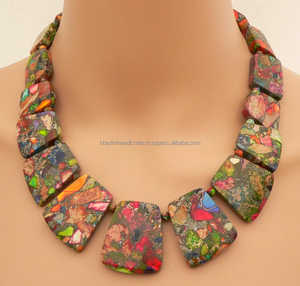 Collar con bordado de cuentas de cristal artístico único, joyería hecha a mano para un aspecto llamativo, audaz y moderno - Product Image 1
