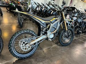 จัดส่งฟรี รถมอเตอร์ไซค์วิบากไฟฟ้า Sur-Rons Ultra Bee สีดำ รุ่นใหม่ ปี 2025 74V 21KW ราคาขายส่ง - Product Image 3